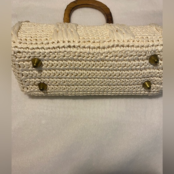 Elegant Gaymade Cream Woven Handbag with wooden handle - Picture 3 of 7